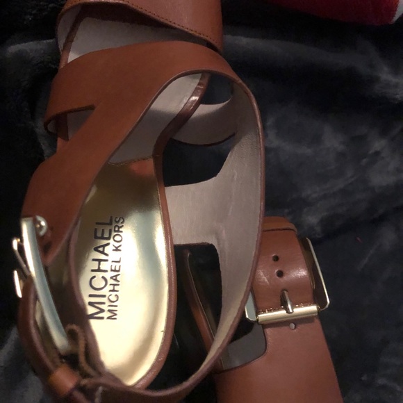 Michael Kors tan Leather heels supportive straps gold buckles offer good support - Picture 10 of 13